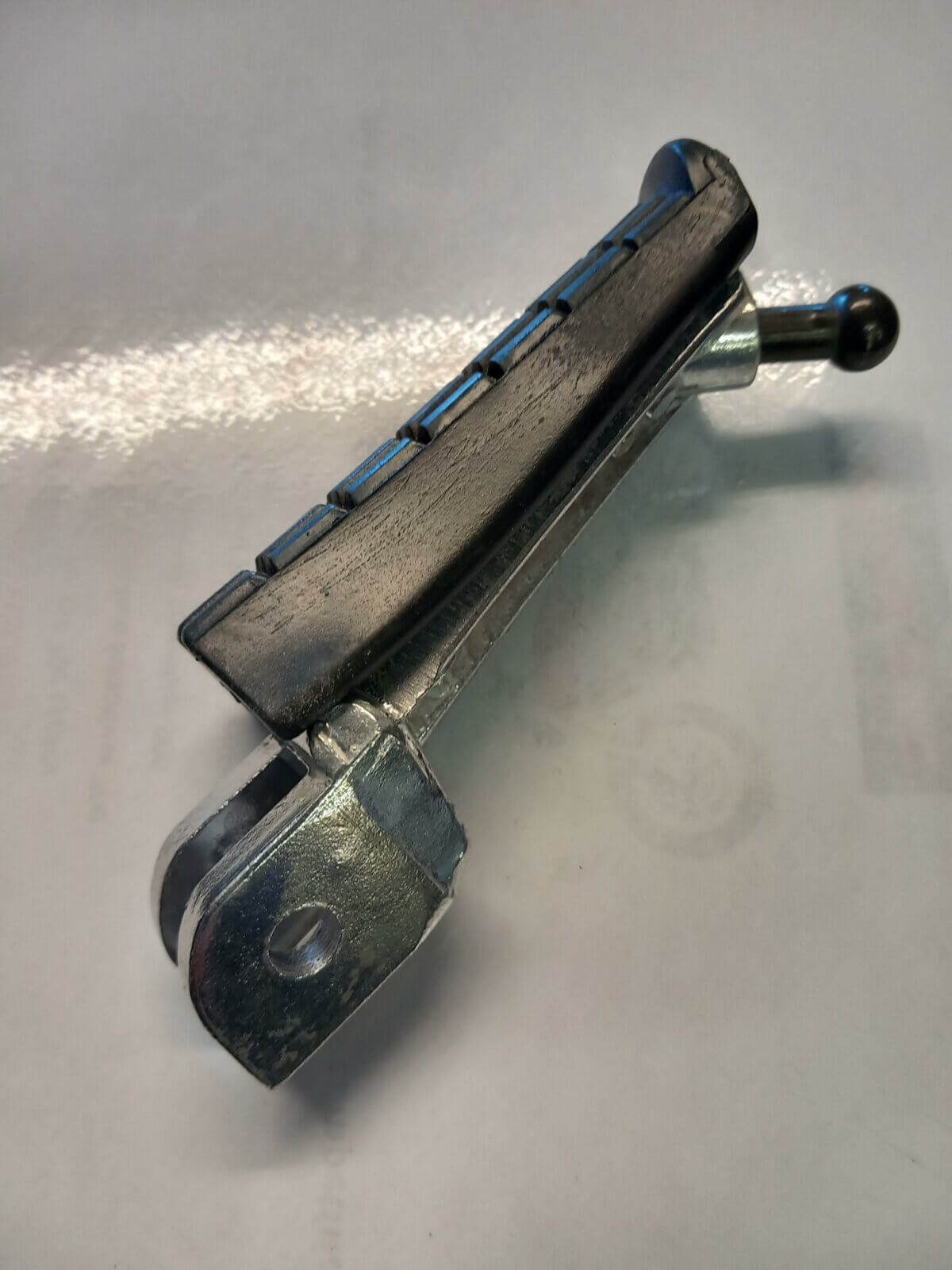 Hyosung Front Footrest Assembly RH - Image 1